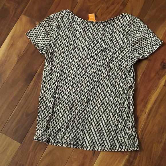 🎀2/$15 Black and white patterned tee - Picture 3 of 4